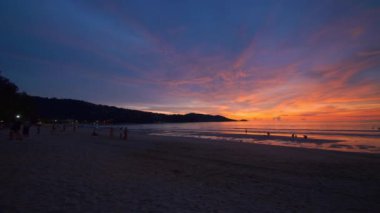 Phuket Tayland. Günbatımı gökyüzü ile güzel tropikal plaj. Güzel Phuket plajı, Andaman Denizi yaz konseptinde ünlü bir turizm merkezidir..