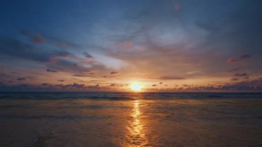 Phuket Tayland. Günbatımı gökyüzü ile güzel tropikal plaj. Güzel Phuket plajı, Andaman Denizi yaz konseptinde ünlü bir turizm merkezidir..