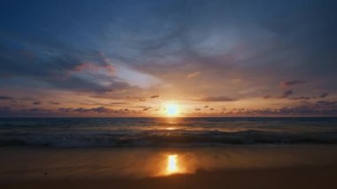 Phuket Tayland. Günbatımı gökyüzü ile güzel tropikal plaj. Güzel Phuket plajı, Andaman Denizi yaz konseptinde ünlü bir turizm merkezidir..