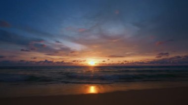 Phuket Tayland. Günbatımı gökyüzü ile güzel tropikal plaj. Güzel Phuket plajı, Andaman Denizi yaz konseptinde ünlü bir turizm merkezidir..