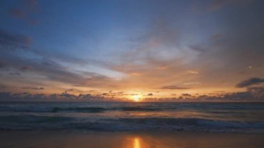 Phuket Tayland. Günbatımı gökyüzü ile güzel tropikal plaj. Güzel Phuket plajı, Andaman Denizi yaz konseptinde ünlü bir turizm merkezidir..