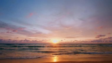 Phuket Tayland. Günbatımı gökyüzü ile güzel tropikal plaj. Güzel Phuket plajı, Andaman Denizi yaz konseptinde ünlü bir turizm merkezidir..