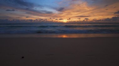 Phuket Tayland. Günbatımı gökyüzü ile güzel tropikal plaj. Güzel Phuket plajı, Andaman Denizi yaz konseptinde ünlü bir turizm merkezidir..