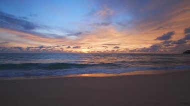 Phuket Tayland. Günbatımı gökyüzü ile güzel tropikal plaj. Güzel Phuket plajı, Andaman Denizi yaz konseptinde ünlü bir turizm merkezidir..