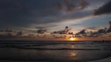 Phuket Tayland. Günbatımı gökyüzü ile güzel tropikal plaj. Güzel Phuket plajı, Andaman Denizi yaz konseptinde ünlü bir turizm merkezidir..