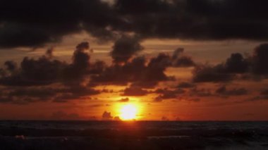 Phuket Tayland. Günbatımı gökyüzü ile güzel tropikal plaj. Güzel Phuket plajı, Andaman Denizi yaz konseptinde ünlü bir turizm merkezidir..