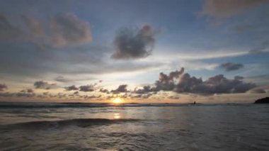 Phuket Tayland. Günbatımı gökyüzü ile güzel tropikal plaj. Güzel Phuket plajı, Andaman Denizi yaz konseptinde ünlü bir turizm merkezidir..