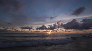 Phuket Tayland. Günbatımı gökyüzü ile güzel tropikal plaj. Güzel Phuket plajı, Andaman Denizi yaz konseptinde ünlü bir turizm merkezidir..