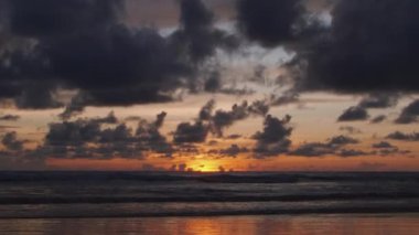 Phuket Tayland. Günbatımı gökyüzü ile güzel tropikal plaj. Güzel Phuket plajı, Andaman Denizi yaz konseptinde ünlü bir turizm merkezidir..