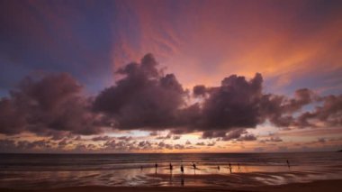 Phuket Tayland. Günbatımı gökyüzü ile güzel tropikal plaj. Güzel Phuket plajı, Andaman Denizi yaz konseptinde ünlü bir turizm merkezidir..