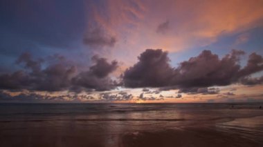 Phuket Tayland. Günbatımı gökyüzü ile güzel tropikal plaj. Güzel Phuket plajı, Andaman Denizi yaz konseptinde ünlü bir turizm merkezidir..