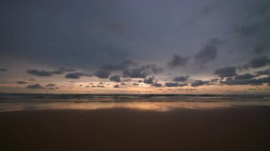 Phuket Tayland. Günbatımı gökyüzü ile güzel tropikal plaj. Güzel Phuket plajı, Andaman Denizi yaz konseptinde ünlü bir turizm merkezidir..