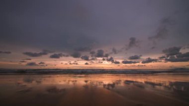 Phuket Tayland. Günbatımı gökyüzü ile güzel tropikal plaj. Güzel Phuket plajı, Andaman Denizi yaz konseptinde ünlü bir turizm merkezidir..