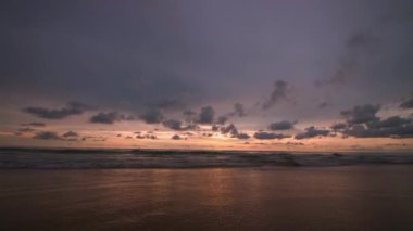 Phuket Tayland. Günbatımı gökyüzü ile güzel tropikal plaj. Güzel Phuket plajı, Andaman Denizi yaz konseptinde ünlü bir turizm merkezidir..