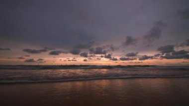 Phuket Tayland. Günbatımı gökyüzü ile güzel tropikal plaj. Güzel Phuket plajı, Andaman Denizi yaz konseptinde ünlü bir turizm merkezidir..