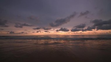 Phuket Tayland. Günbatımı gökyüzü ile güzel tropikal plaj. Güzel Phuket plajı, Andaman Denizi yaz konseptinde ünlü bir turizm merkezidir..