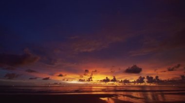 Phuket Tayland. Günbatımı gökyüzü ile güzel tropikal plaj. Güzel Phuket plajı, Andaman Denizi yaz konseptinde ünlü bir turizm merkezidir..