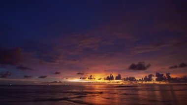 Phuket Tayland. Günbatımı gökyüzü ile güzel tropikal plaj. Güzel Phuket plajı, Andaman Denizi yaz konseptinde ünlü bir turizm merkezidir..
