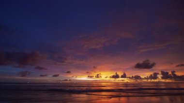 Phuket Tayland. Günbatımı gökyüzü ile güzel tropikal plaj. Güzel Phuket plajı, Andaman Denizi yaz konseptinde ünlü bir turizm merkezidir..