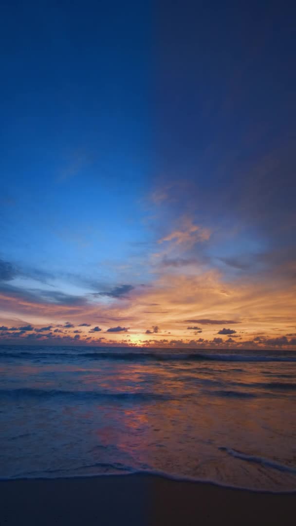 Rekaman Vertikal Indah Pantai Tropis Dengan Matahari Terbenam Langit Pantai — Stok Video
