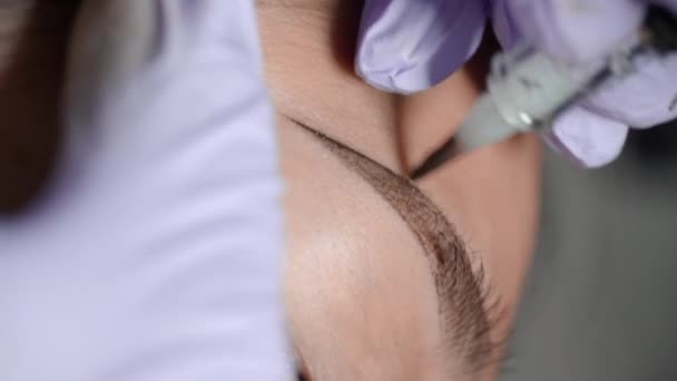 Sluit Microblading Wenkbrauw Tatoeage Beautician Handschoenen Maakt Permanente Make Correcties — Stockvideo