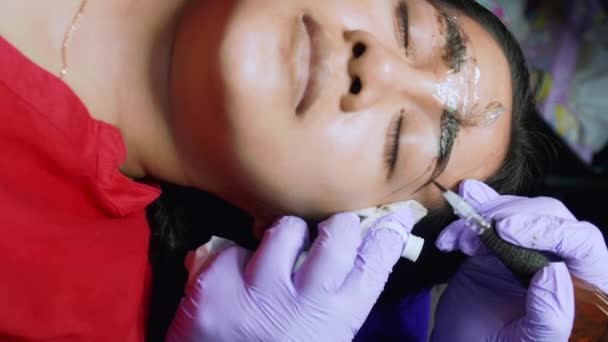 Zamknij Tatuaż Brwiami Kosmetyk Rękawiczkach Dokonuje Trwałych Korekt Makijażu Kształtu — Wideo stockowe
