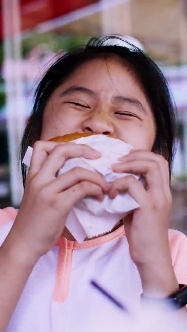 Κάθετη Λήψη Κοριτσάκι Στο Φαστφουντάδικο Τρώει Μπέργκερ Πεινασμένο Κοριτσάκι Που — Αρχείο Βίντεο