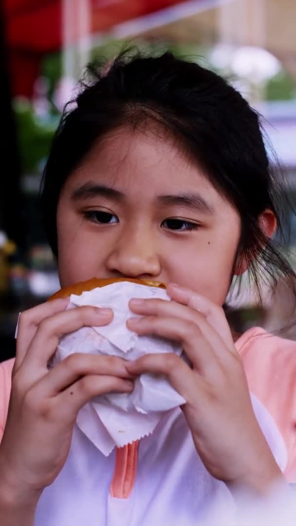 Vertical Footage Little Girl Fast Food Cafe Eats Burger Hungry — Stock videók