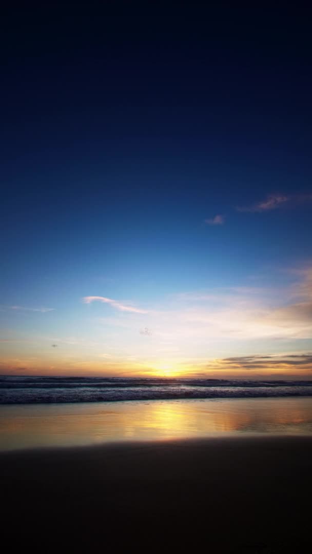 Κάθετη Λήψη Όμορφη Τροπική Παραλία Ουρανό Ηλιοβασίλεμα Όμορφη Παραλία Πουκέτ — Αρχείο Βίντεο