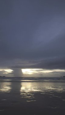 Phuket Tayland. Günbatımı gökyüzü ile güzel tropikal plaj. Güzel Phuket plajı, Andaman Denizi yaz konseptinde ünlü bir turizm merkezidir..