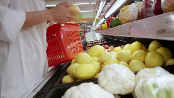 Normális Társadalmi Távolságtartó Koncepció Ázsiai Visel Védő Arc Maszk Választott — Stock videók