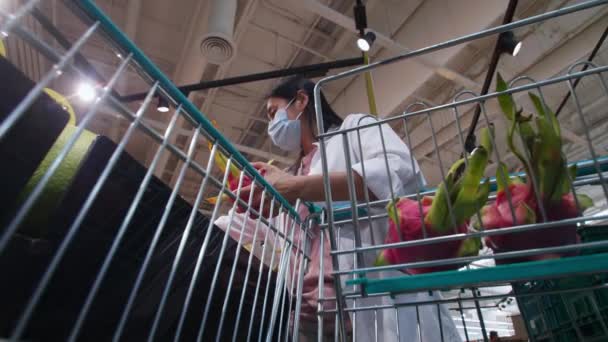 Asiatische Frauen Mit Schutzmaske Wählen Lebensmittel Supermarkt Niedriger Blickwinkel Von — Stockvideo