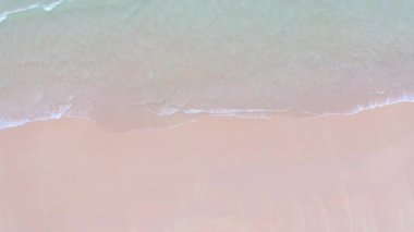 4K Aerial insansız hava aracı, Phuket, Tayland 'da günbatımı olan tropikal plajdaki insanların en iyi görüntüsü Andaman Denizi' nde ünlü bir turizm merkezidir. Sahilde oynayan mutlu insanlar.