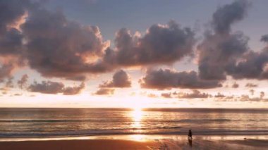 Phuket Tayland. Günbatımı gökyüzü ile güzel tropikal plaj. Güzel Phuket plajı, Andaman Denizi yaz konseptinde ünlü bir turizm merkezidir..