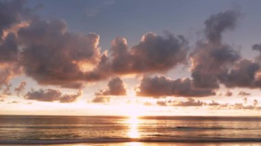 Phuket Tayland. Günbatımı gökyüzü ile güzel tropikal plaj. Güzel Phuket plajı, Andaman Denizi yaz konseptinde ünlü bir turizm merkezidir..