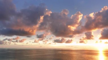 Phuket Tayland. Günbatımı gökyüzü ile güzel tropikal plaj. Güzel Phuket plajı, Andaman Denizi yaz konseptinde ünlü bir turizm merkezidir..