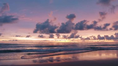 Phuket Tayland. Günbatımı gökyüzü ile güzel tropikal plaj. Güzel Phuket plajı, Andaman Denizi yaz konseptinde ünlü bir turizm merkezidir..