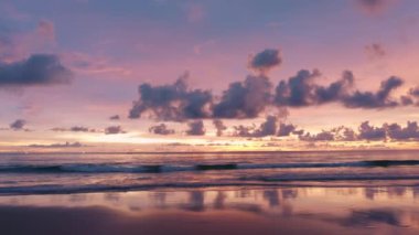 Phuket Tayland. Günbatımı gökyüzü ile güzel tropikal plaj. Güzel Phuket plajı, Andaman Denizi yaz konseptinde ünlü bir turizm merkezidir..