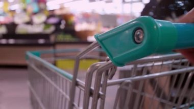 Bulanık yüzlü insanların alışveriş için koruyucu maske taktığı süpermarketteki alışveriş arabasının yeni normal konsepti. Cavid-19, Coronavirus salgınından sonra alışveriş için yürüyüş.
