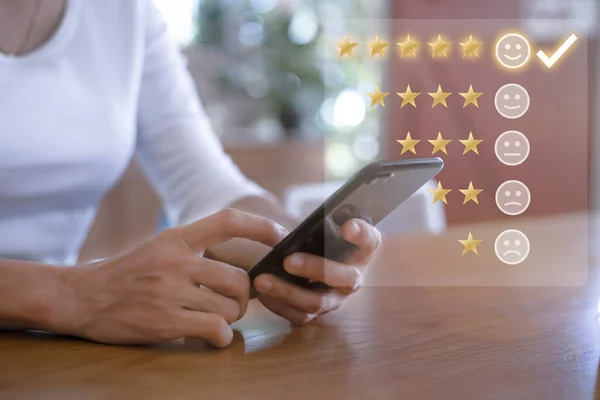 Müşteri hizmetleri ve Memnuniyet kavramı. Akıllı telefon ekranı boş. Hizmette tatmin olmak için 5 yıldızlı simgeyi seçin. Reyting kahve dükkanından çok etkilendi..