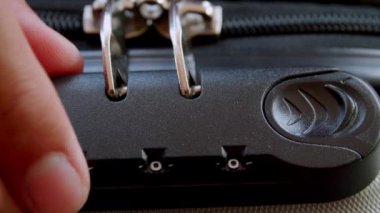 El yaklaş adamım, valizi kilitle..