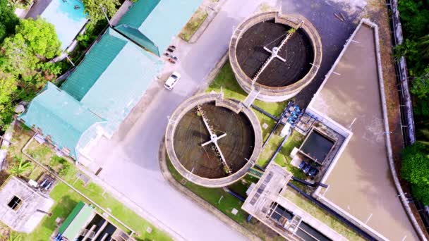 空中无人机俯瞰式净化器沉淀池 空中景观水处理厂 循环固体接触净化器沉淀池顶视图 — 图库视频影像