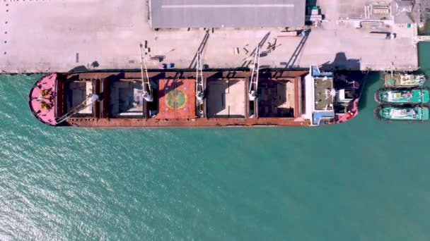 Bovenaanzicht Luchtdrone Van Containervrachtschip Bij Industriële Import Export Haven Business — Stockvideo