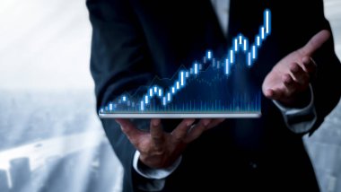 Tablet pazar grafiği büyümesi ve grafik pozitif göstergelerin artması için elinde tablet analizi tutan işadamının eli. El ele tutuşma tableti açık gri arka planda hisse senedi grafiği gösteriyor. Boşluk afişini kopyala