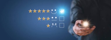 Sanal ekran kontrol işaretine dokunan işadamı, mutlu bir şekilde gülümseme yüzü simgesi olarak hizmet veriyor. Müşteri hizmetleri ve memnuniyet kavramı. Reytinglerden çok etkilendim..