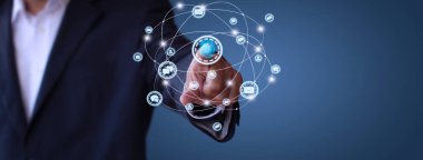 Parmak izi taraması, kişisel mali verilere ulaşmak için parmak izi tanımlamasını kullanan bir iş adamı eliyle biyometrik kimlik tespiti sağlar. İş teknolojisi konsepti. Kopyalama alanı pankartıyla