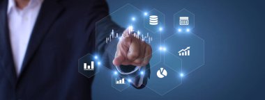 İşadamı, borsa bar tablosunun hedefte büyüdüğünü gösteriyor. İş finans konsepti. İş adamının elleri başarı grafiğini gösterir, hisse senetleri her yıl çoğalır