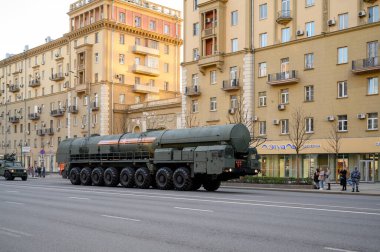 MZKT-79221 şaseli çok amaçlı araç, 29 Nisan 2021 'de Moskova, Rusya' daki askeri geçit töreninin provasına hazır olmak için Bolshaya Sadovaya Caddesi boyunca takip ediyor.