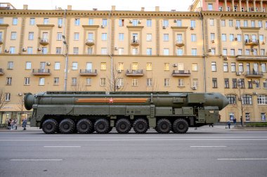 MZKT-79221 'deki Yars füze sisteminin mobil fırlatıcısı Bolshaya Sadovaya Caddesi boyunca takip ederek 29 Nisan 2021' de Moskova, Rusya 'daki askeri geçit töreninin provasına hazır olacak.