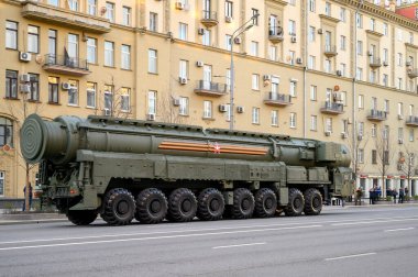 MZKT-79221 'deki Yars füze sisteminin mobil fırlatıcısı Bolshaya Sadovaya Caddesi boyunca takip ederek 29 Nisan 2021' de Moskova, Rusya 'daki askeri geçit töreninin provasına hazır olacak.